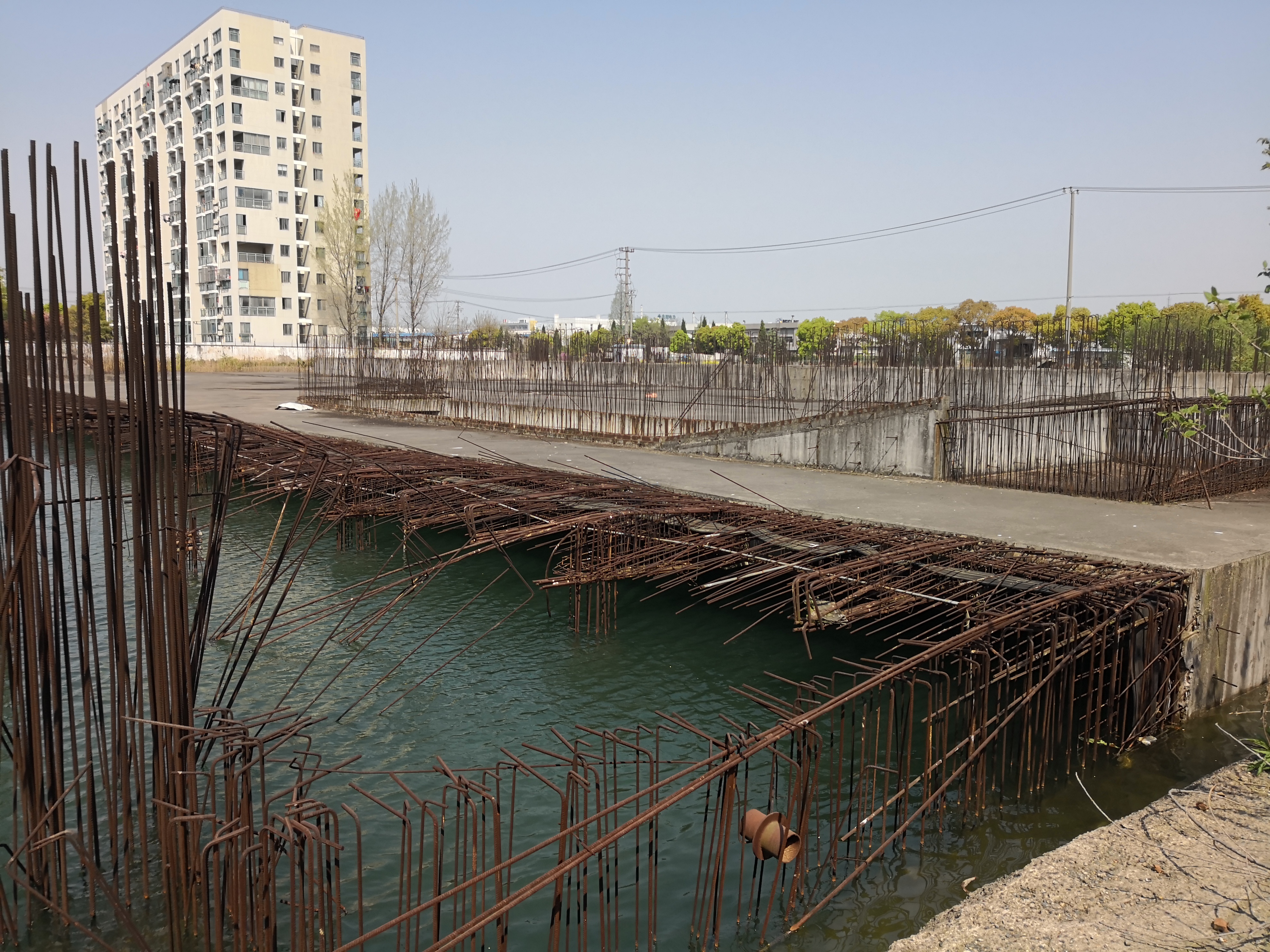 图片02 基地烂尾现状.jpg